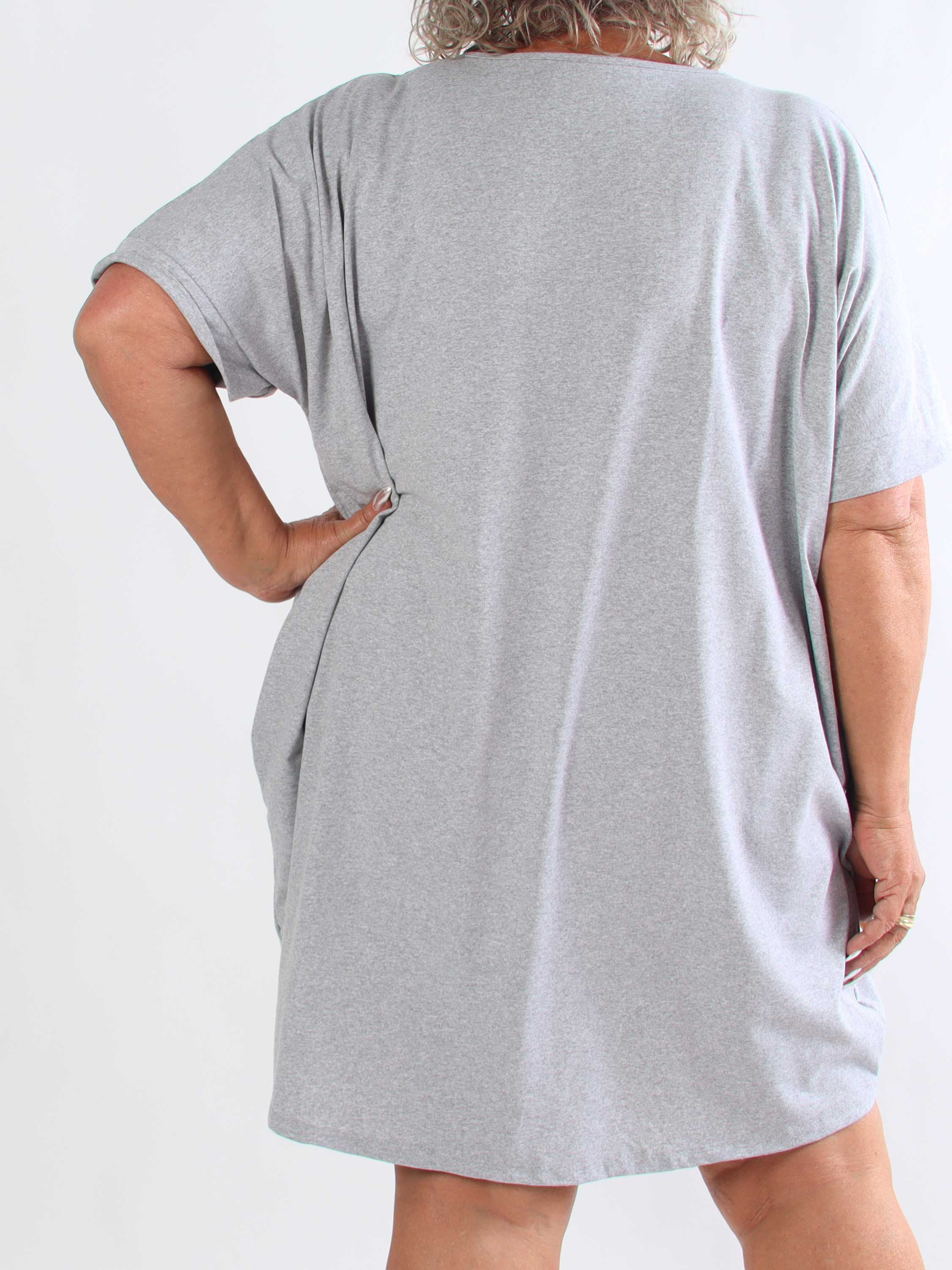 Berna - Plus size t-shirtkjole i bomuld med lommer og glimtende “VOGUE”-detalje